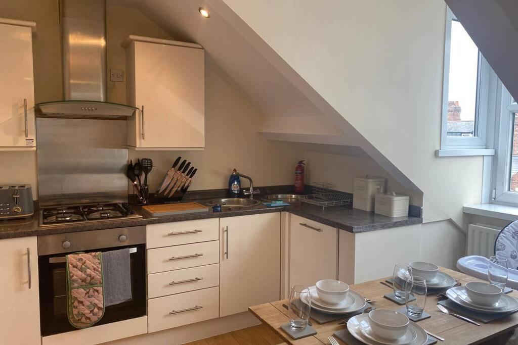 Upper 2 Bedroom Apartment In The Heart Of Jesmond Newcastle Upon Tyne Esterno foto